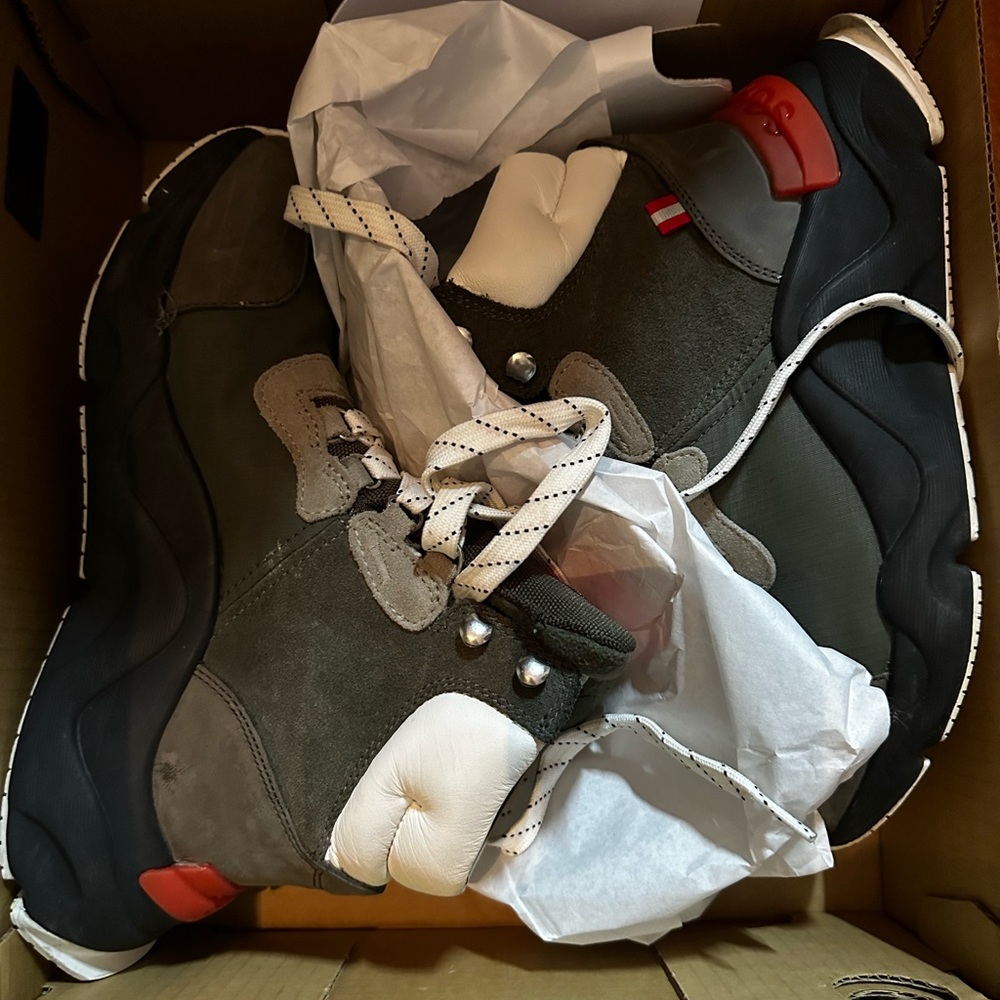 NIB Sorel Kinetic RNEGD Conquest Waterproof boot: Alpine Tundra, Black
